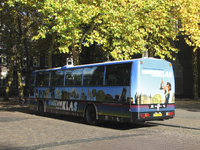 908077 Afbeelding van de autobus 'MUSEUM VOOR DE KLAS', geparkeerd op het Domplein te Utrecht.N.B. 'Museum voor de ...